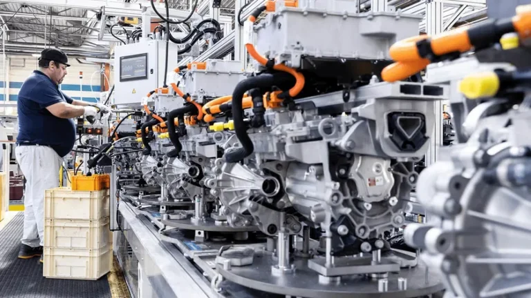 Stellantis tourne la page du thermique à Douvrin et bascule vers l’électrique