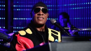 Stevie Wonder coupe court aux rumeurs : “Je suis devenu aveugle peu après ma naissance”Stevie Wonder coupe court aux rumeurs : “Je suis devenu aveugle peu après ma naissance”