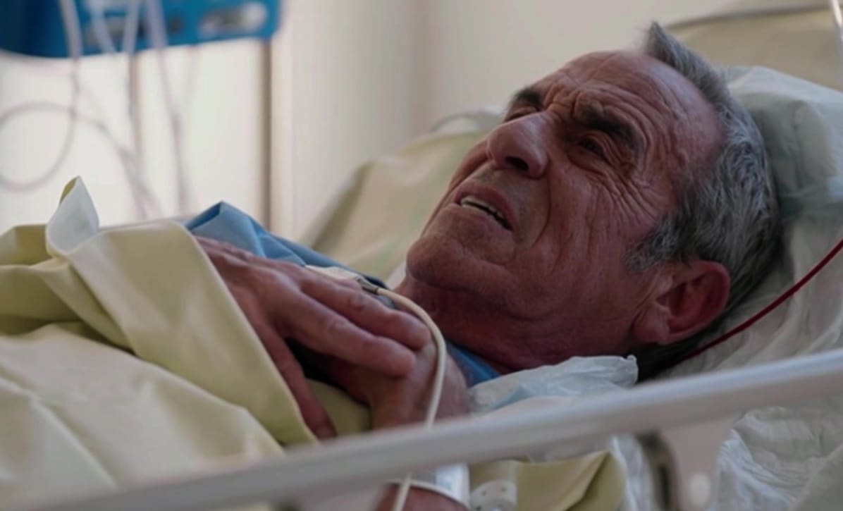 VIDÉO - Thierry Ardisson en larmes sur son lit d'hôpital peu avant sa mort: "Ça vous ramène bien dans la réalité, l'hôpital. Des gens comme moi, on vit dans des univers assez faciles, et là, vous redescendez au niveau de la réalité."