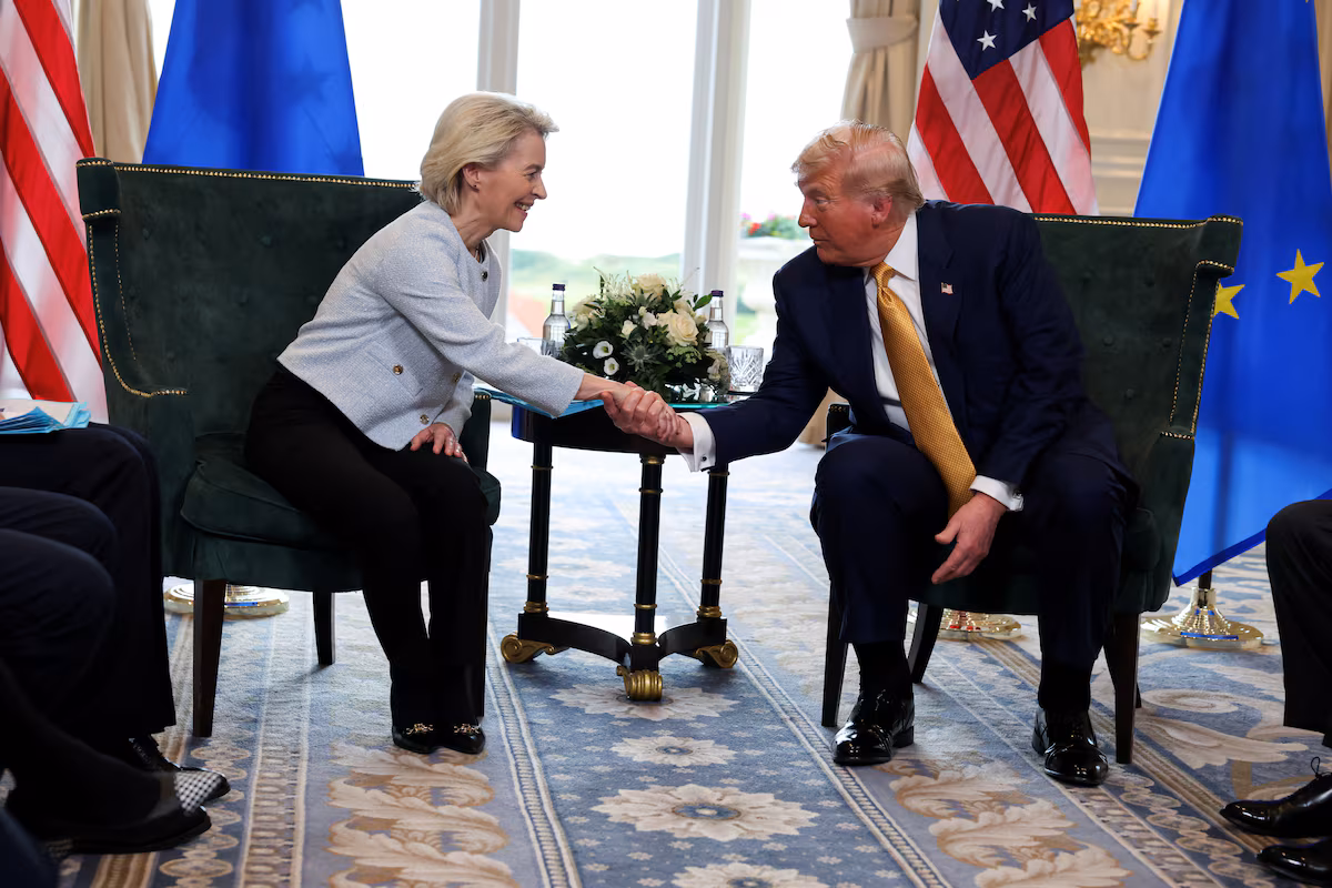 Trump et von der Leyen concluent un accord commercial majeur : un droit de douane de 15 % pour éviter une guerre économique