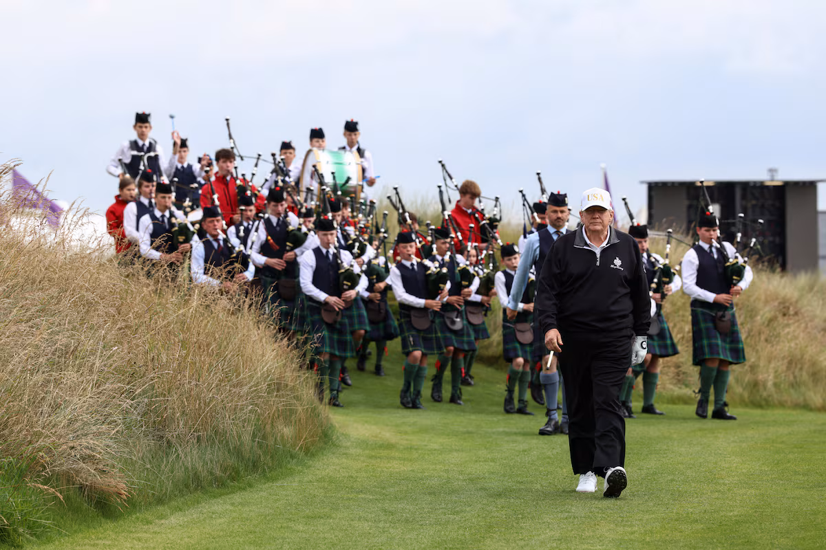Trump inaugure un nouveau parcours de golf en Écosse et promet d’agir sur le Moyen-Orient à son retour