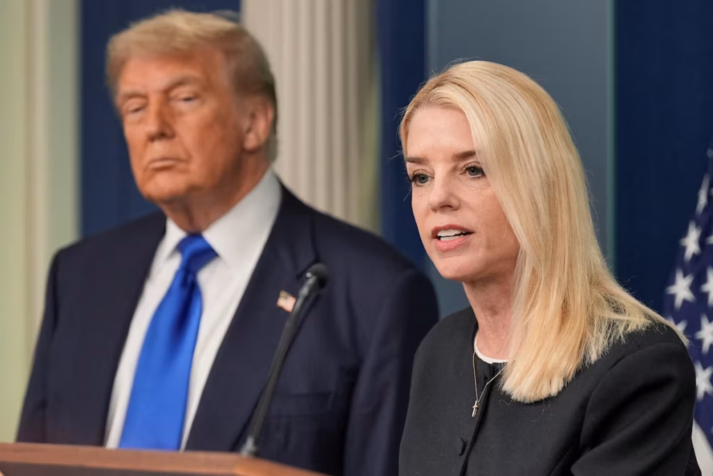 Trump vole au secours de Pam Bondi face aux critiques sur l’affaire Epstein
