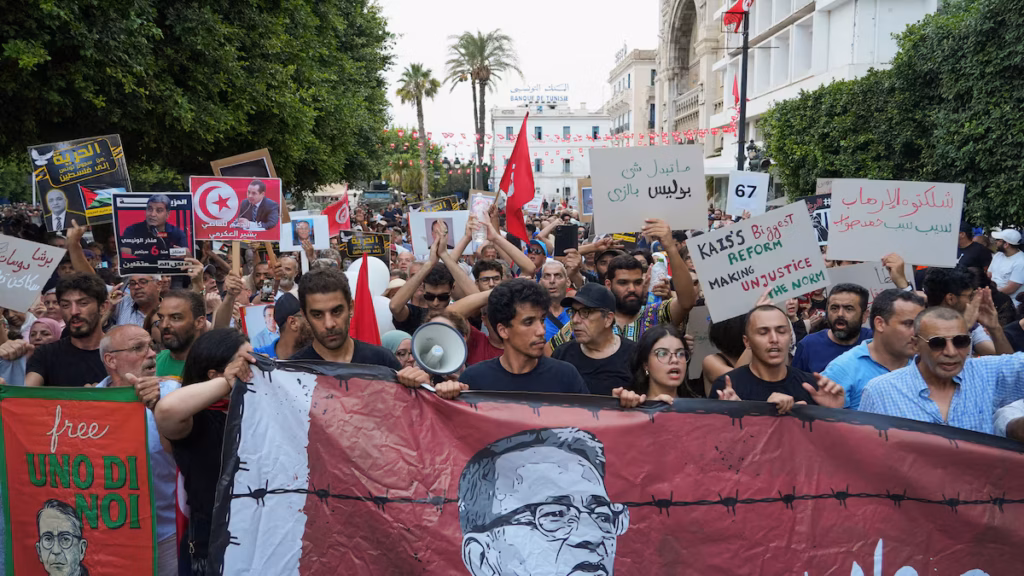 Tunisie : des centaines de manifestants dénoncent un régime autoritaire et un pays devenu « prison à ciel ouvert »