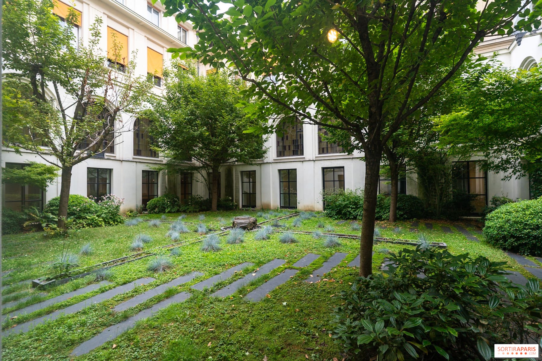 Un cloître Art déco caché derrière les Champs-Élysées : le secret du couvent de l’Annonciation