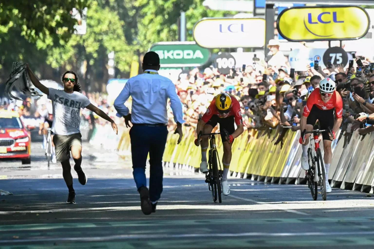 Un militant propalestinien perturbe le Tour de France et relance la contestation anti-A69Un militant propalestinien perturbe le Tour de France et relance la contestation anti-A69
