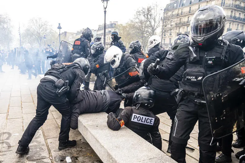 Violences et menaces lors d’une interpellation : trois policiers de la BRAV-M condamnés