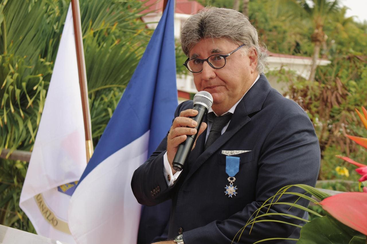 Hervé Brin décoré de l’Ordre national du Mérite : hommage à un pionnier du luxe insulaire