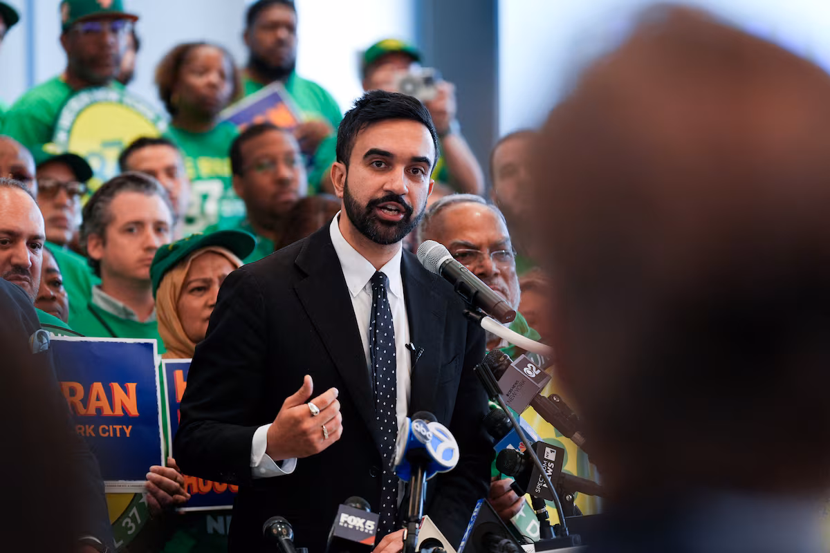 Zohran Mamdani, favori pour la mairie de New York, inquiète les milieux d'affaires et divise l'opposition