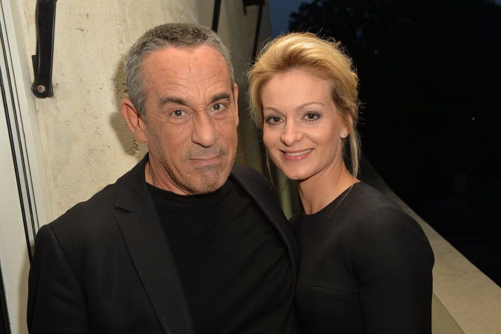 Audrey Crespo-Mara dément la fake news sur la mort de son mari Thierry Ardisson: "Quelle ignominie! Se croire autorisé à annoncer la mort d'un homme alors qu'il est encore en train de lutter pour sa survie, entouré des siens, c'est inhumain."
