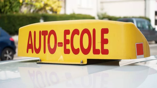 Auto-écoles et inspecteurs unis dans la rue contre un permis jugé trop cher et trop long