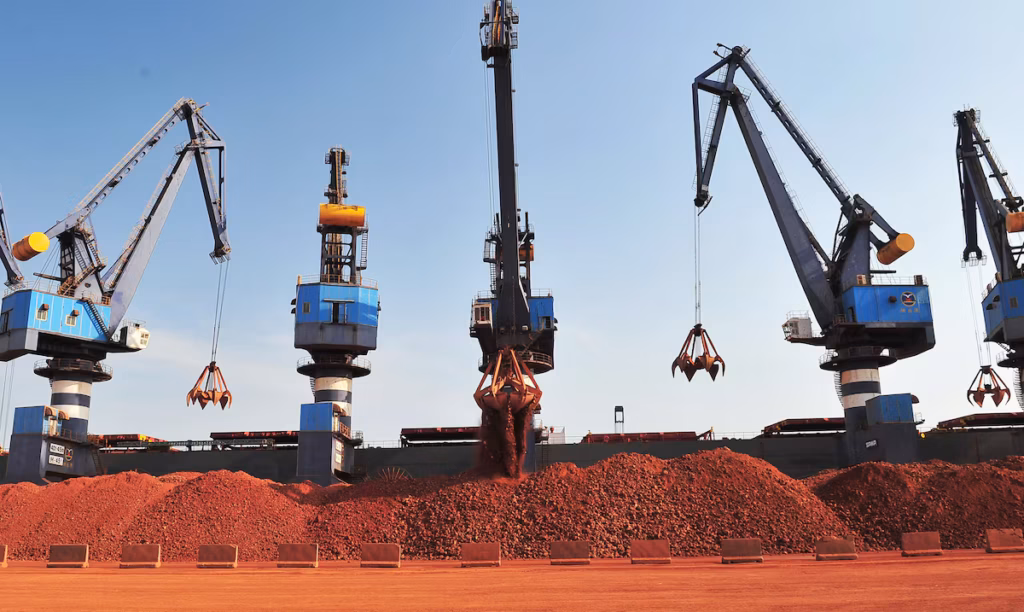 **Guinée : les exportations de bauxite bondissent de 36 % sous l’impulsion de la demande chinoise** Les exportations de bauxite de la Guinée ont connu une hausse spectaculaire de 36 % au premier semestre 2025, atteignant 99,8 millions de tonnes, selon des données officielles publiées cette semaine. Cette croissance record est largement attribuée à la demande soutenue de la Chine, principal consommateur mondial d’aluminium, dont la bauxite est un composant essentiel. La Guinée, riche en ressources minières, s’est imposée ces dernières années comme le principal fournisseur de bauxite à la Chine, supplantant des concurrents traditionnels comme l’Australie ou l’Indonésie. Selon les chiffres du ministère guinéen des Mines, les entreprises chinoises contrôlent désormais plus de 60 % du volume total des exportations guinéennes de bauxite, consolidant leur emprise sur le secteur. Cette envolée intervient dans un contexte complexe. La junte militaire au pouvoir à Conakry, qui a promis de « réorganiser » le secteur minier, a suspendu les activités de plusieurs sociétés minières locales et étrangères ces derniers mois, invoquant le non-respect de cahiers des charges ou des irrégularités environnementales. Ces mesures ont visé à renforcer le contrôle de l’État sur les ressources stratégiques tout en imposant de nouvelles exigences en matière de transformation locale de la bauxite. Malgré ce climat de réglementation plus stricte, la production ne faiblit pas. La demande chinoise en forte croissance — alimentée par les secteurs de la construction, de l’électronique et des véhicules électriques — a permis d’absorber le volume supplémentaire exporté depuis la Guinée. Les ports miniers du pays, comme ceux de Kamsar et Boké, ont tourné à plein régime, avec des rotations maritimes intensifiées vers les ports industriels chinois, notamment Yantai et Fangchenggang. Le gouvernement guinéen espère que cette performance ouvrira la voie à un record historique d’exportations annuelles, franchissant pour la première fois la barre symbolique des 100 millions de tonnes sur une année complète. Cette dynamique pourrait également générer des recettes budgétaires supplémentaires et renforcer le rôle stratégique de la Guinée sur le marché mondial de l’aluminium. Mais certains analystes soulignent les risques associés à une trop forte dépendance à un seul client, en l’occurrence la Chine, et appellent à une diversification des débouchés et à une meilleure valorisation locale de la bauxite. À ce jour, la quasi-totalité de la matière première extraite en Guinée est expédiée à l’étranger sans transformation sur place, limitant les retombées industrielles directes pour le pays. Dans un climat géopolitique incertain et face à une compétition accrue entre grandes puissances pour les matières premières critiques, la Guinée continue de jouer une carte majeure dans le commerce mondial des minerais. Reste à savoir si cette manne pourra être durablement convertie en développement économique inclusif.