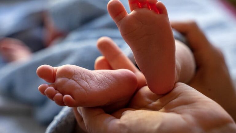 Maladies mitochondriales : huit bébés en bonne santé grâce à une FIV à trois ADN