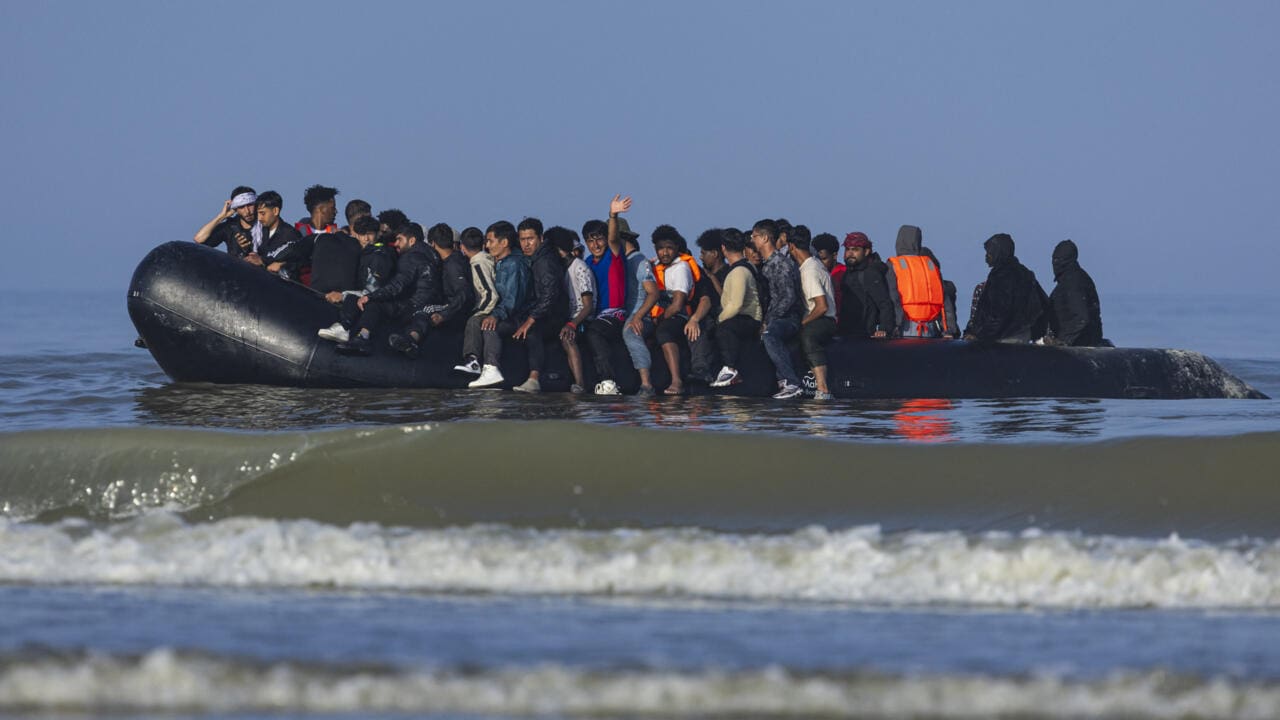 Migrants dans la Manche : la crevaison d’un canot par les gendarmes relance le débat