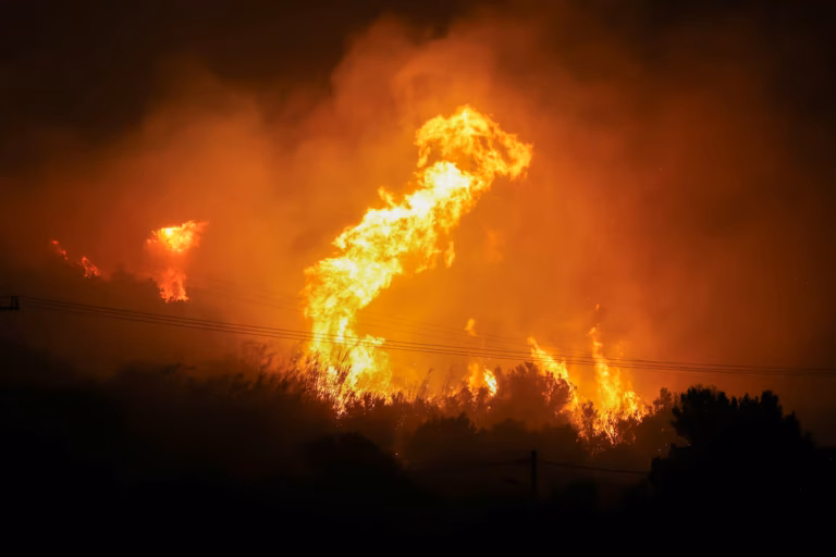 Incendie ravageur en Crète : des villages évacués, les pompiers en alerte maximale