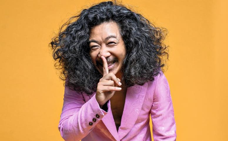 Mort de l'humoriste Bun Hay Mean après une chute de 8 étages. Selon son entourage, il aurait basculé dans le vide en voulant récupérer son téléphone portable tombé dans la gouttière de son balcon