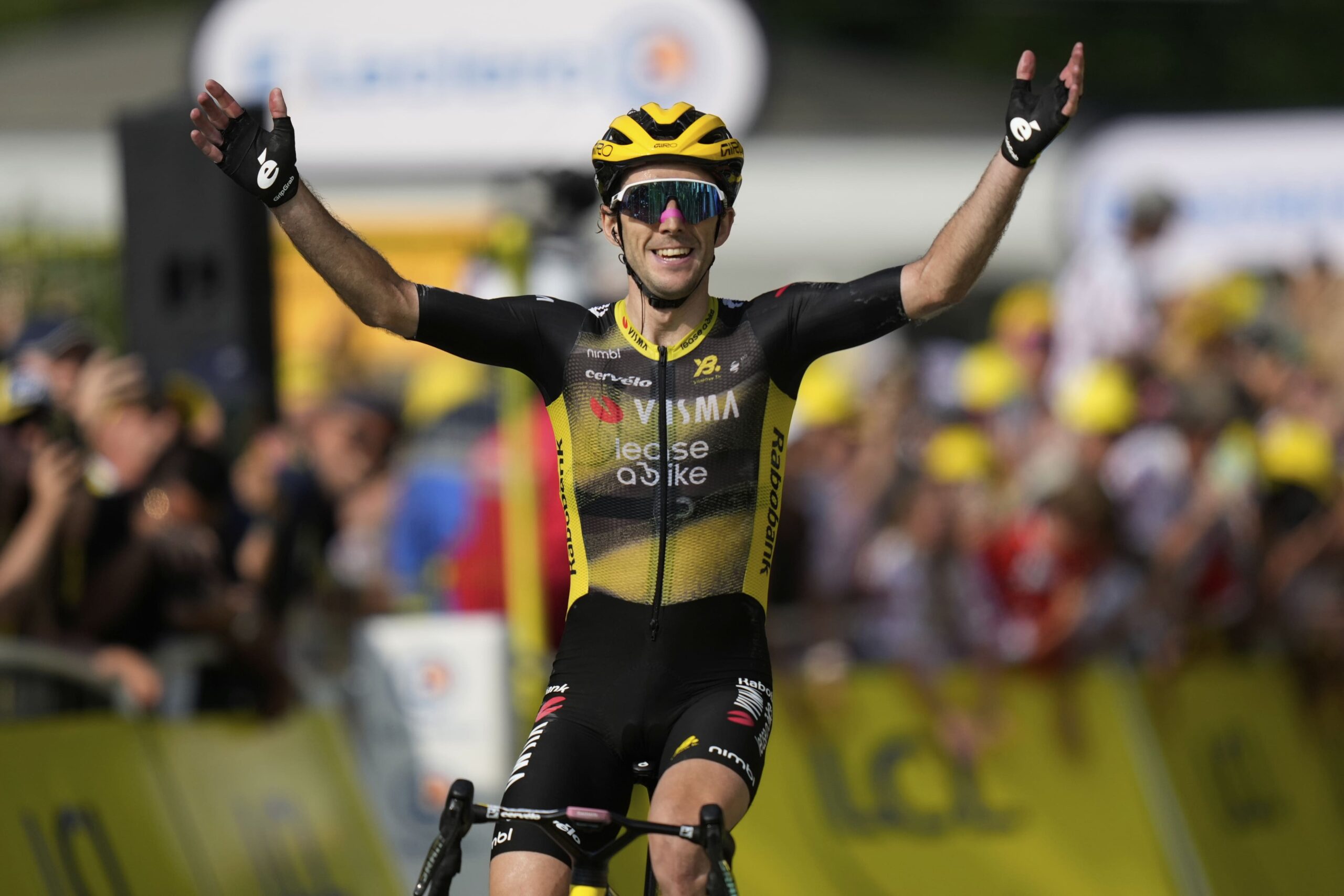 Tour de France 2025: Simon Yates s’impose au Mont-Dore, Ben Healy prend le maillot jaune après une échappée décisive
