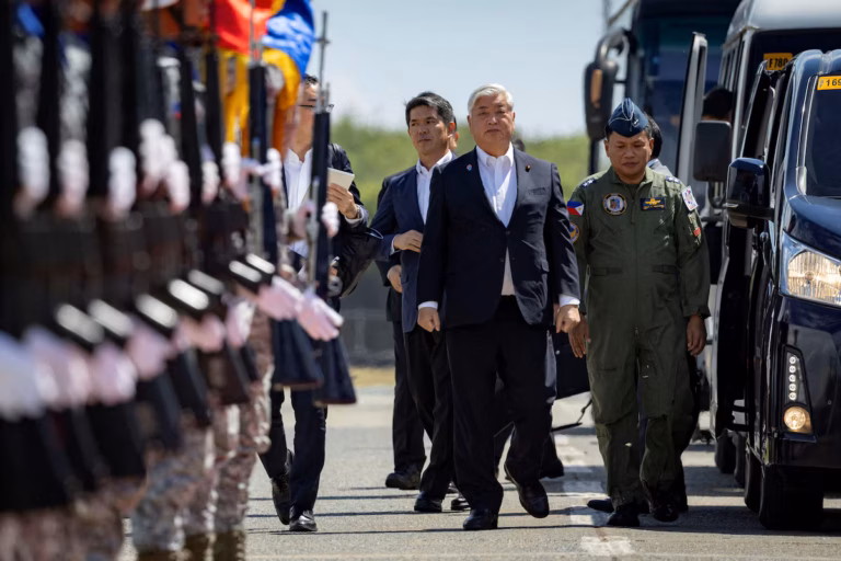 **Le Japon va livrer six destroyers d’occasion aux Philippines pour contrer la Chine** **Tokyo, 6 juillet (Reuters)** – Le Japon prévoit **d’exporter six destroyers d’occasion de classe Abukuma** vers les **Philippines**, rapporte ce dimanche le quotidien *Yomiuri*. Cette décision s’inscrit dans une volonté commune des deux alliés des États-Unis de **renforcer leur coopération militaire face aux ambitions maritimes croissantes de la Chine** en mer de Chine méridionale. Les bâtiments concernés, en service depuis plus de **30 ans** dans la Force d’autodéfense maritime japonaise, seraient **modernisés** avant leur transfert. Le projet devrait être **financé en partie par un programme japonais d’aide à la sécurité**, récemment étendu à Manille. Cette initiative reflète **l'évolution stratégique du Japon**, qui assouplit progressivement ses restrictions sur les exportations d’armes, tout en consolidant ses partenariats sécuritaires dans la région Indo-Pacifique. L’accord, qui **n’a pas encore été officiellement annoncé**, marquerait **la première exportation de navires de guerre japonais vers un autre pays asiatique**, et témoigne de la montée des tensions géopolitiques dans la région.