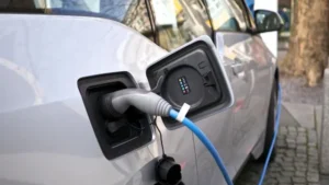 Voiture électrique : des réparations 11 % plus coûteuses que pour les modèles thermiques