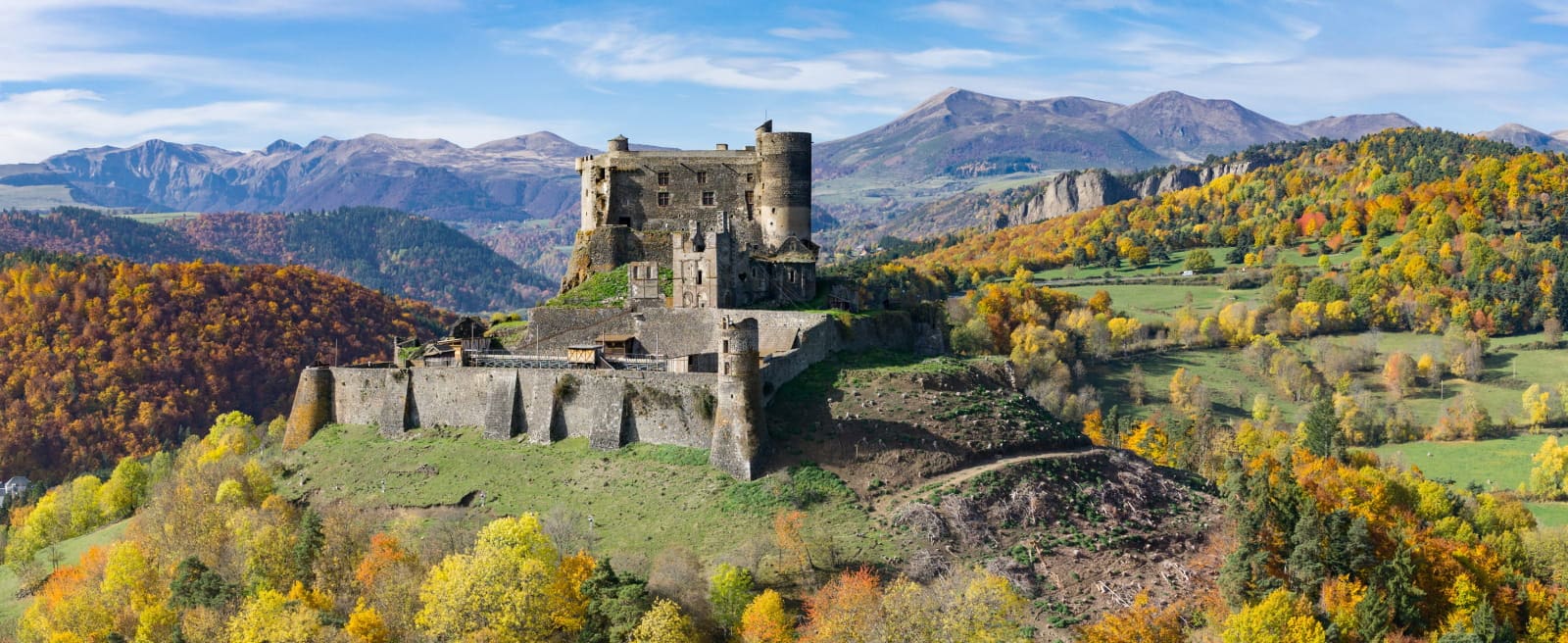 Le château de Murol, sur son éperon rocheux au cœur de l’Auvergne.