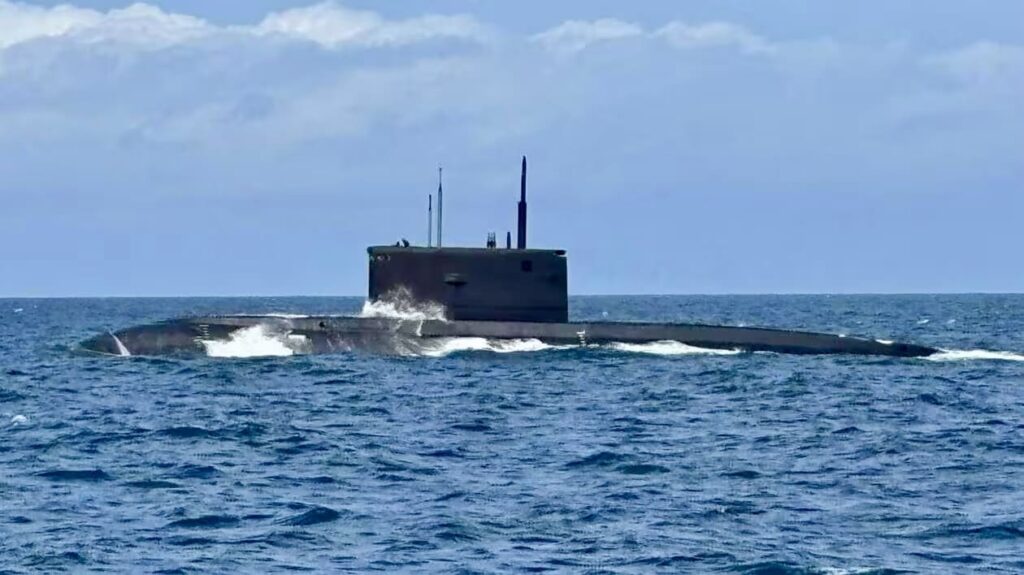 Insolite - Un sous-marin russe fait surface juste devant un chalutier breton en pleine pêche