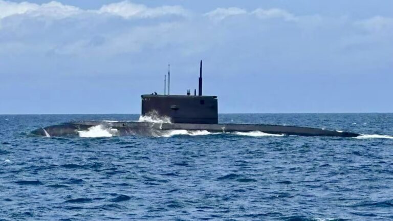 Insolite - Un sous-marin russe fait surface juste devant un chalutier breton en pleine pêche