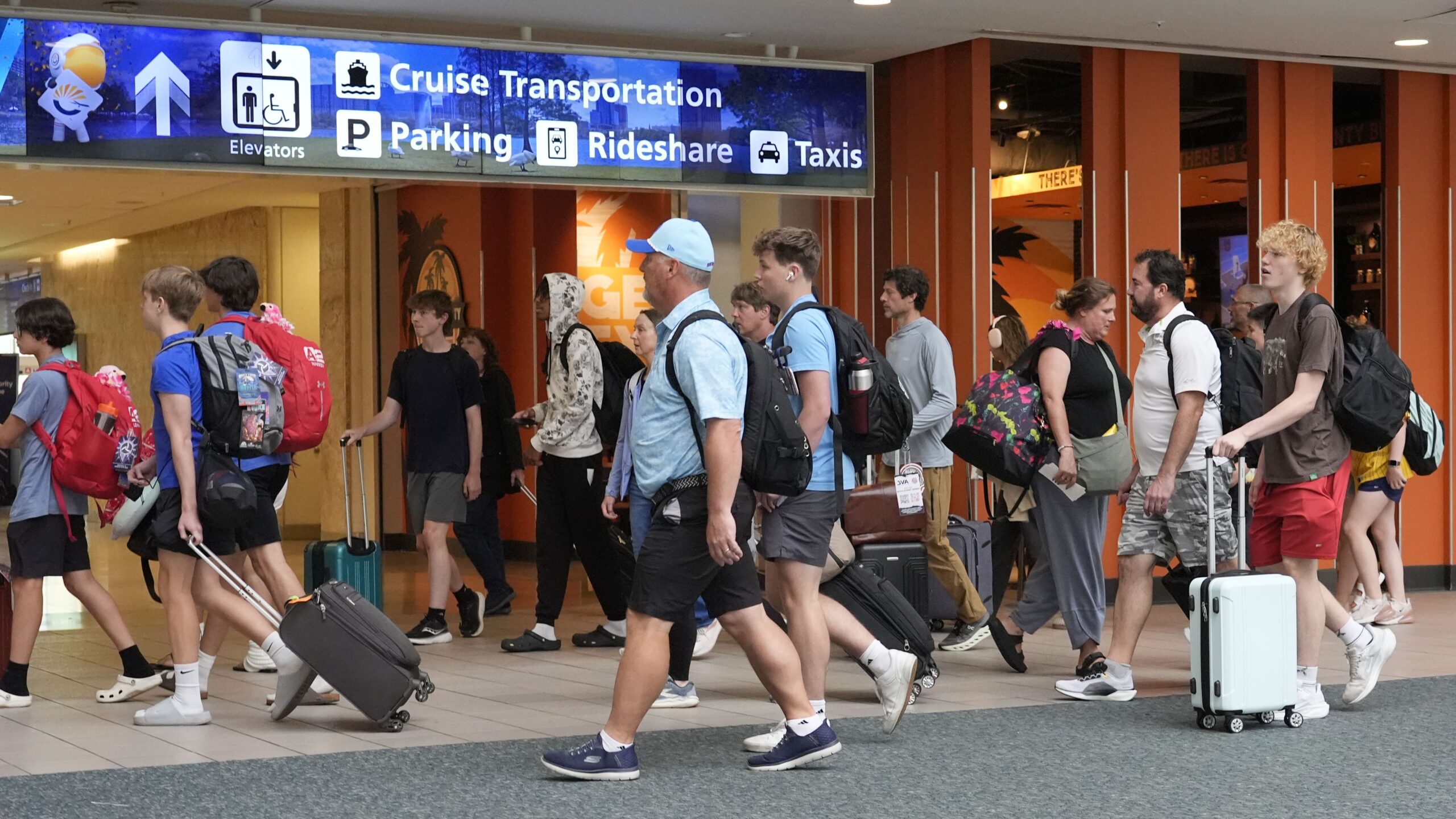 Grève des contrôleurs aériens: 1.500 vols annulés, près de 300.000 passagers affectés en Europe