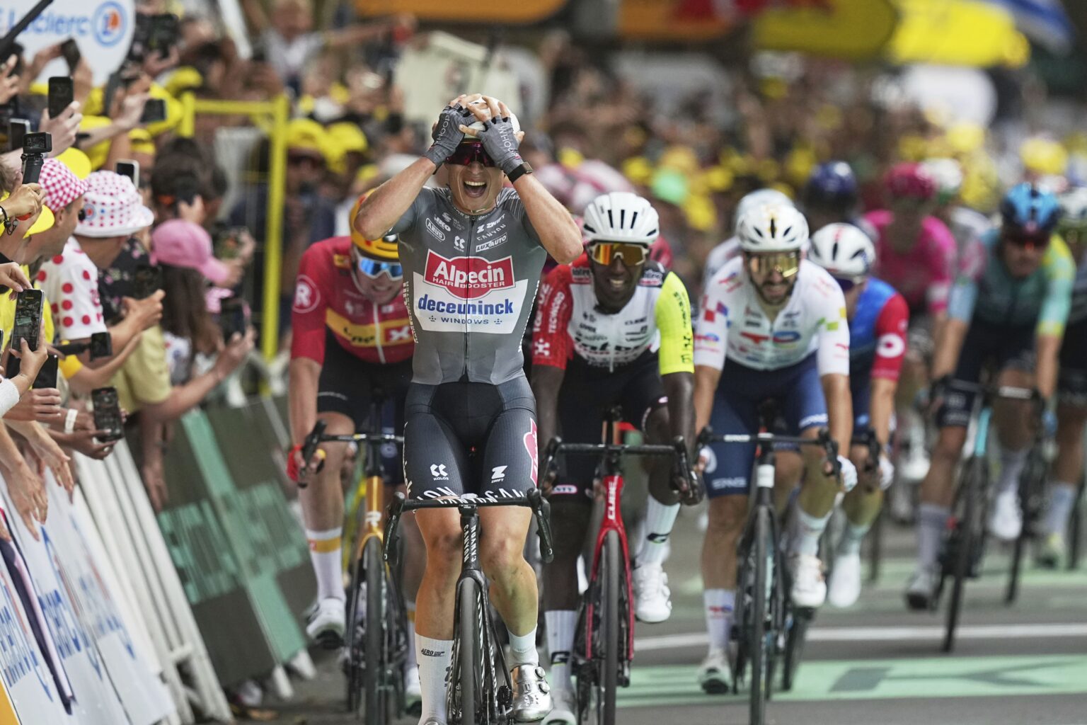 Tour de France 2025 : le Belge Jasper Philipsen remporte le premier maillot jaune