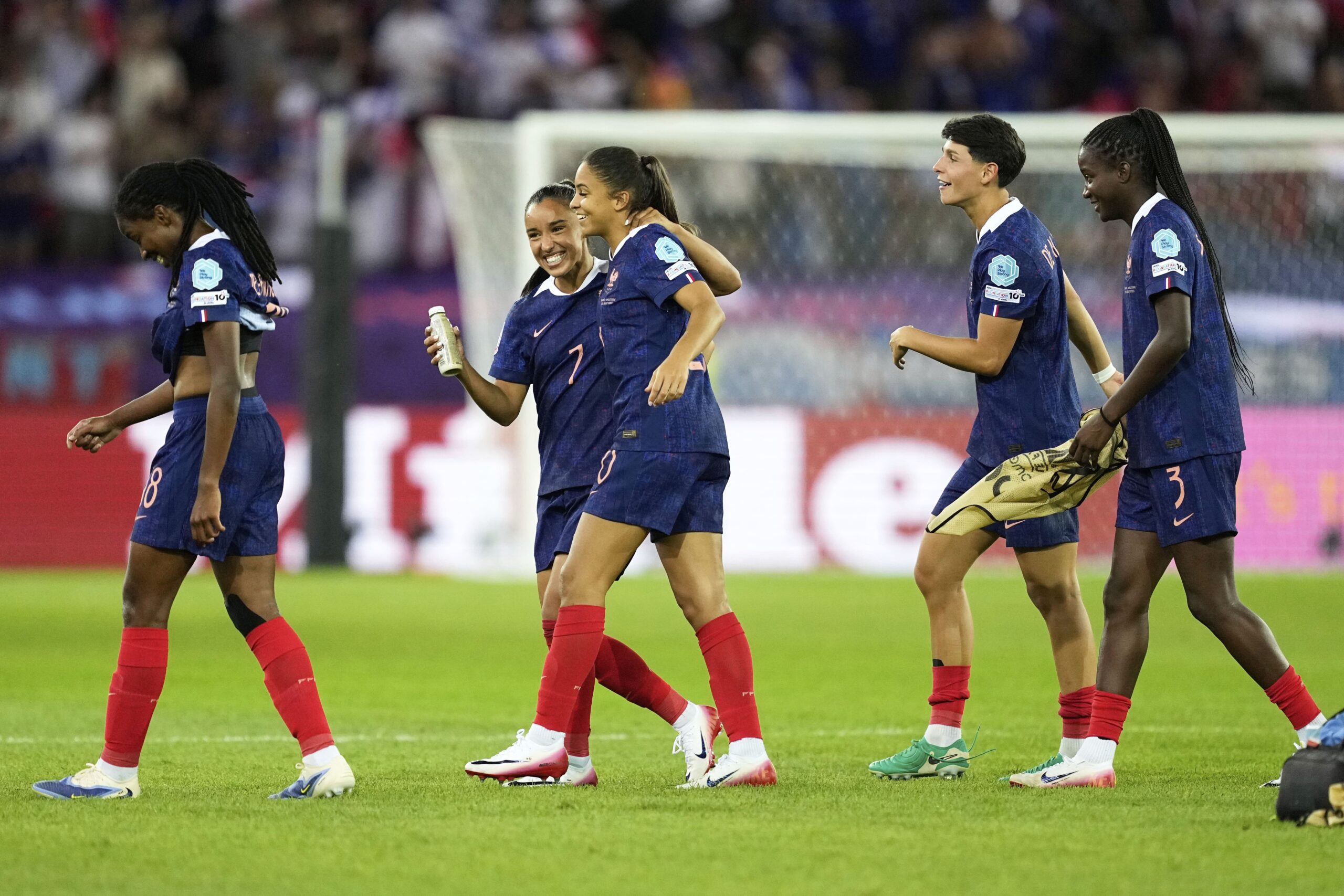 Euro 2025 féminin: les Bleues frappent fort d’entrée en s’imposant face à l’Angleterre (2-1)