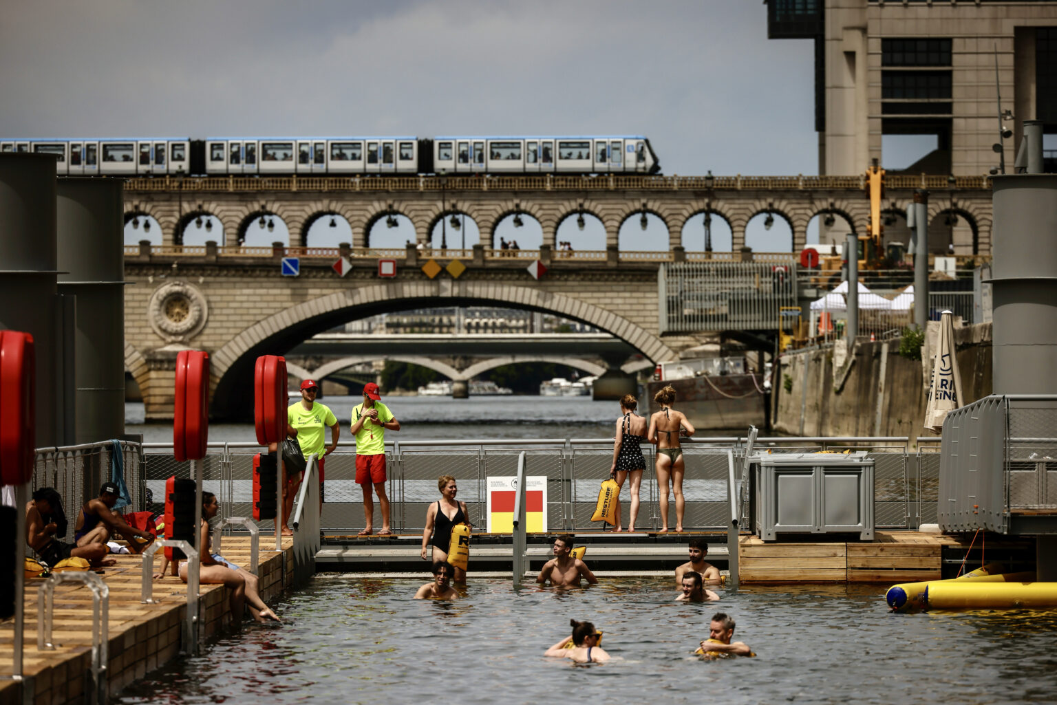 Fiasco à Paris – Les sites de baignade de la Seine, ouverts hier, ferment déjà à cause d’un afflux d’eaux usées