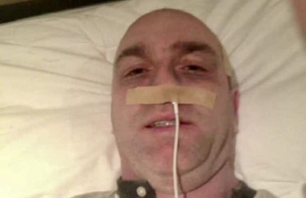Insolite – Il simulait un cancer avec un câble iPhone pour escroquer des millionnaires