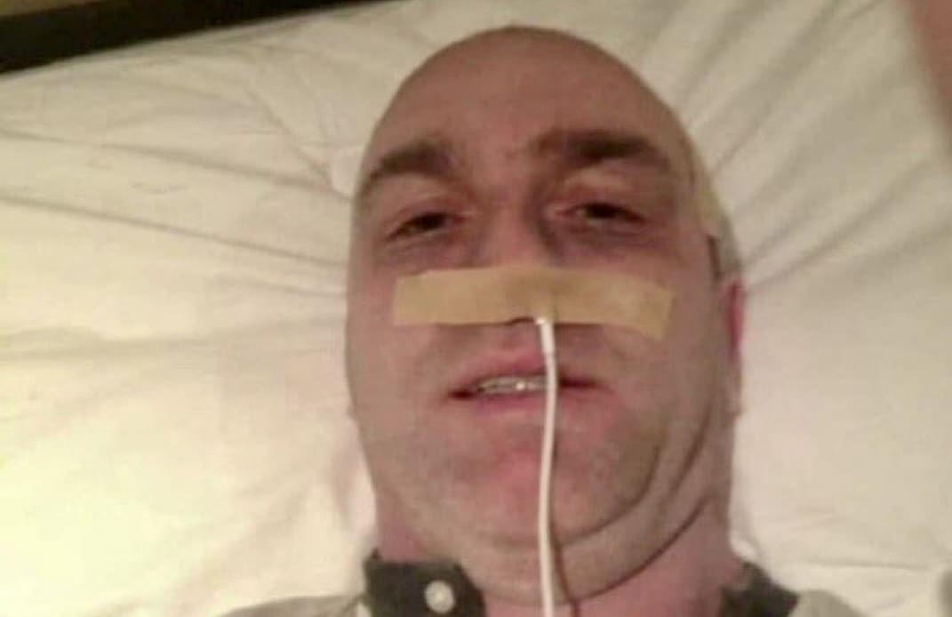 Insolite - Il simulait un cancer avec un câble iPhone pour escroquer des millionnaires