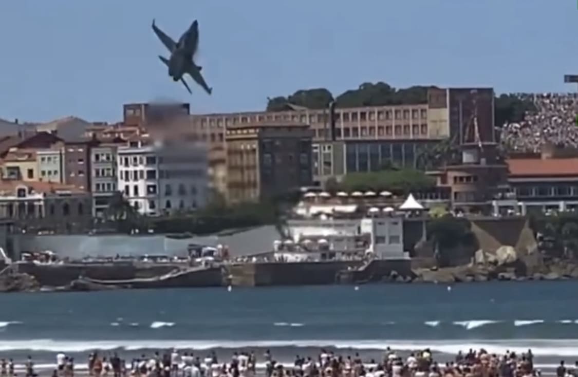 VIDÉO - Frayeur sur une plage en Espagne: un avion de chasse à deux doigts de s’écraser sur les touristes