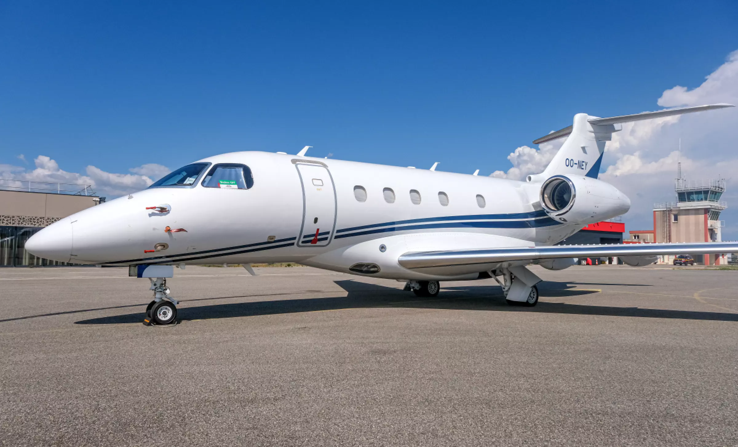 Jets privés et billets de luxe dans le viseur : une coalition veut faire payer les plus pollueurs