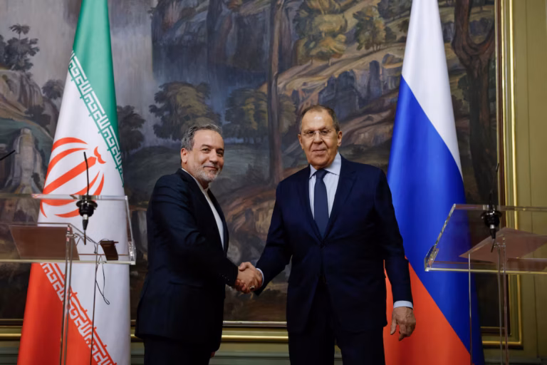Lavrov renouvelle l’offre russe de médiation sur le dossier nucléaire iranien lors d’une rencontre avec Araqchi