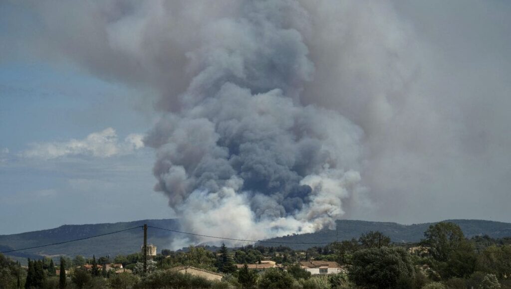 Narbonne encerclée par les flammes : 1 400 hectares ravagés, des quartiers confinés