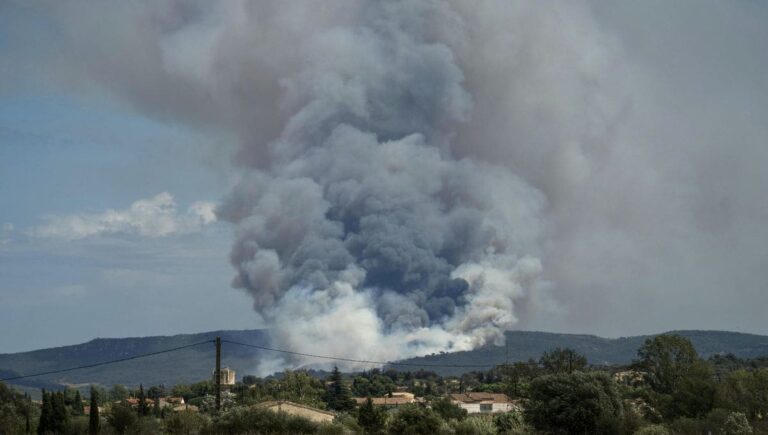 Narbonne encerclée par les flammes : 1 400 hectares ravagés, des quartiers confinés — photo