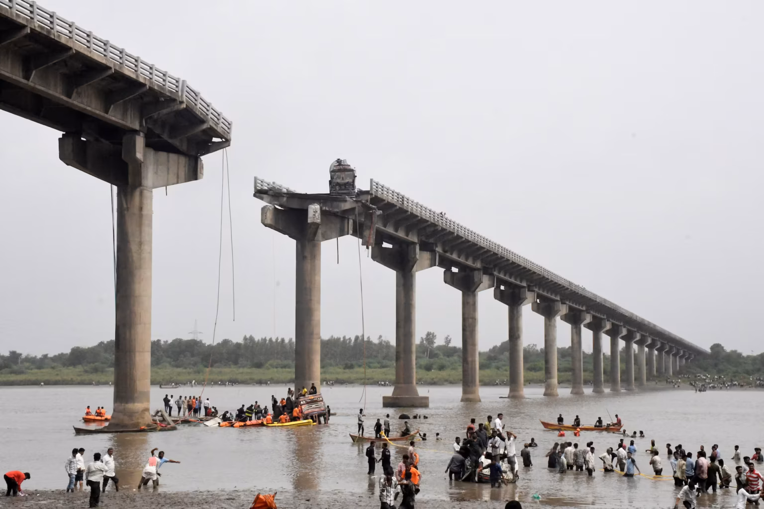 Effondrement tragique d’un pont en Inde : au moins dix morts dans l’État du Gujarat