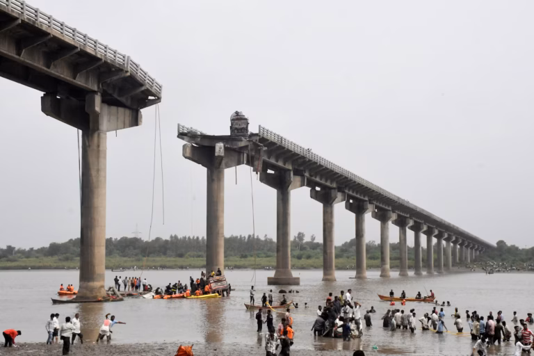 Effondrement tragique d’un pont en Inde : au moins dix morts dans l’État du Gujarat
