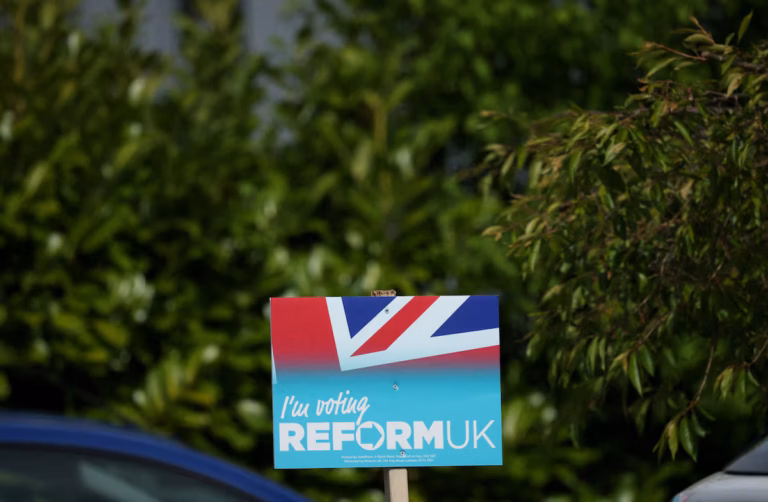 Royaume-Uni : un député du parti de Nigel Farage se retire sur fond d’enquête pour conduite douteuse