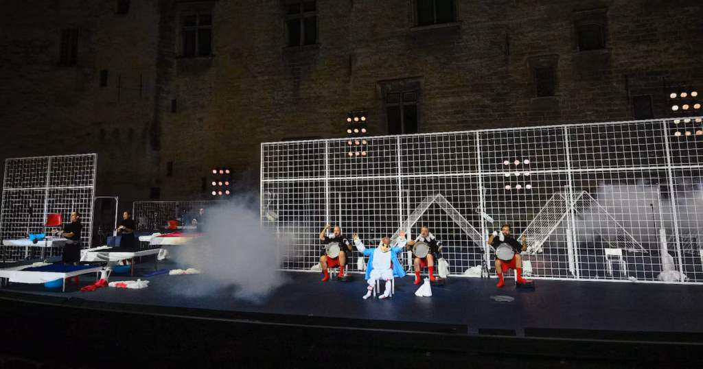 Festival d’Avignon 2025 : une ouverture explosive avec « Nôt », libre plongée dans l’univers des Mille et Une Nuits