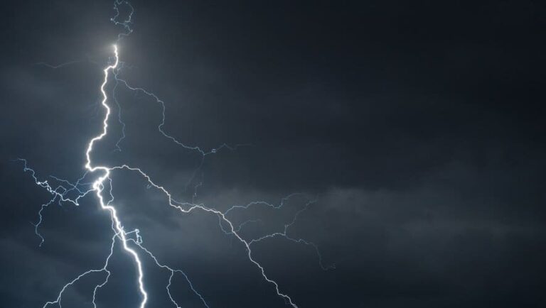 Mayenne : électrisé pendant un orage en jouant à la console, un adolescent hospitalisé