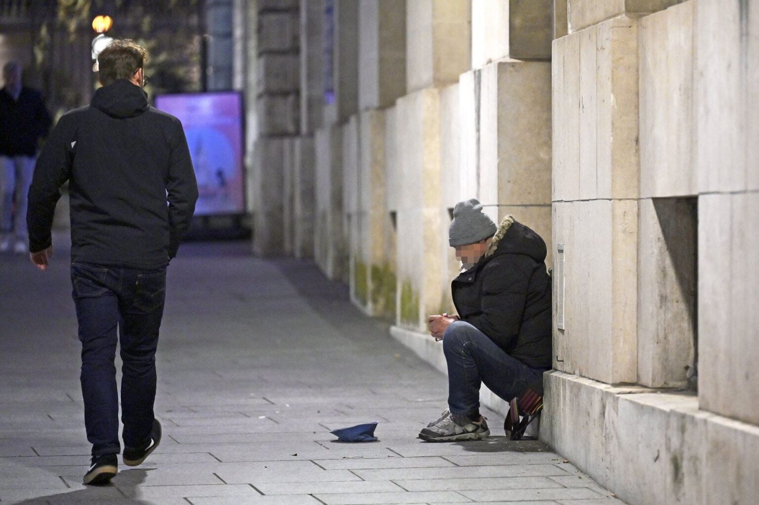 Pauvreté en France : un niveau jamais vu depuis trente ans En 2023, la France métropolitaine a enregistré un taux de pauvreté de 15,4 %, soit son plus haut niveau depuis que l’Insee a commencé à le mesurer en 1996. En un an, près de 650 000 personnes supplémentaires sont passées sous le seuil de pauvreté, fixé à 1 288 euros mensuels pour une personne seule. Au total, 9,8 millions de personnes sont concernées. Cette progression de 0,9 point en douze mois marque une rupture brutale. L’arrêt des aides exceptionnelles versées en 2022 – notamment l’indemnité inflation et la prime de rentrée – a pesé lourd. En parallèle, le nombre de micro-entrepreneurs aux revenus précaires a continué d’augmenter, contribuant à tirer vers le bas le niveau de vie de nombreux non-salariés. Les écarts de revenus s’élargissent dangereusement Les inégalités se sont également creusées. Tandis que les plus modestes ont vu leurs revenus progresser moins vite que l’inflation, les ménages les plus aisés ont bénéficié d’un marché du travail dynamique et de rendements financiers favorables. Résultat : les disparités atteignent des niveaux inédits depuis le début des années 1990, selon l’Insee. Certaines catégories de population sont plus touchées que d’autres. Le taux de pauvreté bondit de près de trois points chez les familles monoparentales et continue d’augmenter chez les chômeurs. En revanche, les retraités semblent un peu plus protégés par la revalorisation du minimum contributif instaurée dans le cadre de la réforme des retraites. Leur taux de pauvreté reste stable à 11,1 %, avec une progression limitée de 0,3 point. Une précarité qui s’installe dans le quotidien Pour les associations, ces chiffres ne sont que la confirmation d’une réalité déjà bien perceptible sur le terrain. Manuel Domergue, directeur des études à la Fondation pour le logement des défavorisés, alerte sur une montée inquiétante de la précarité énergétique, des impayés, et des expulsions locatives. Les signalements de personnes affirmant avoir froid chez elles se multiplient. Face à cette situation, la Fondation dénonce un manque de réponses à la hauteur des enjeux. Les mesures ponctuelles ne suffisent plus, selon elle. Il faudrait désormais des réformes structurelles pour enrayer la spirale. « L’inaction politique devient dangereuse », estime Manuel Domergue. Un avertissement de plus, alors que les indicateurs virent tous au rouge.