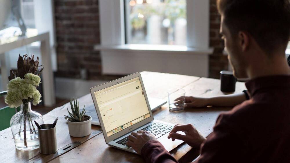 Télétravail : la réduction imposée déclenche la colère des salariés chez Free et à la Société générale