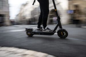 Lognes : un jeune de 18 ans interpellé après avoir vandalisé des voitures et tenté de voler une trottinette