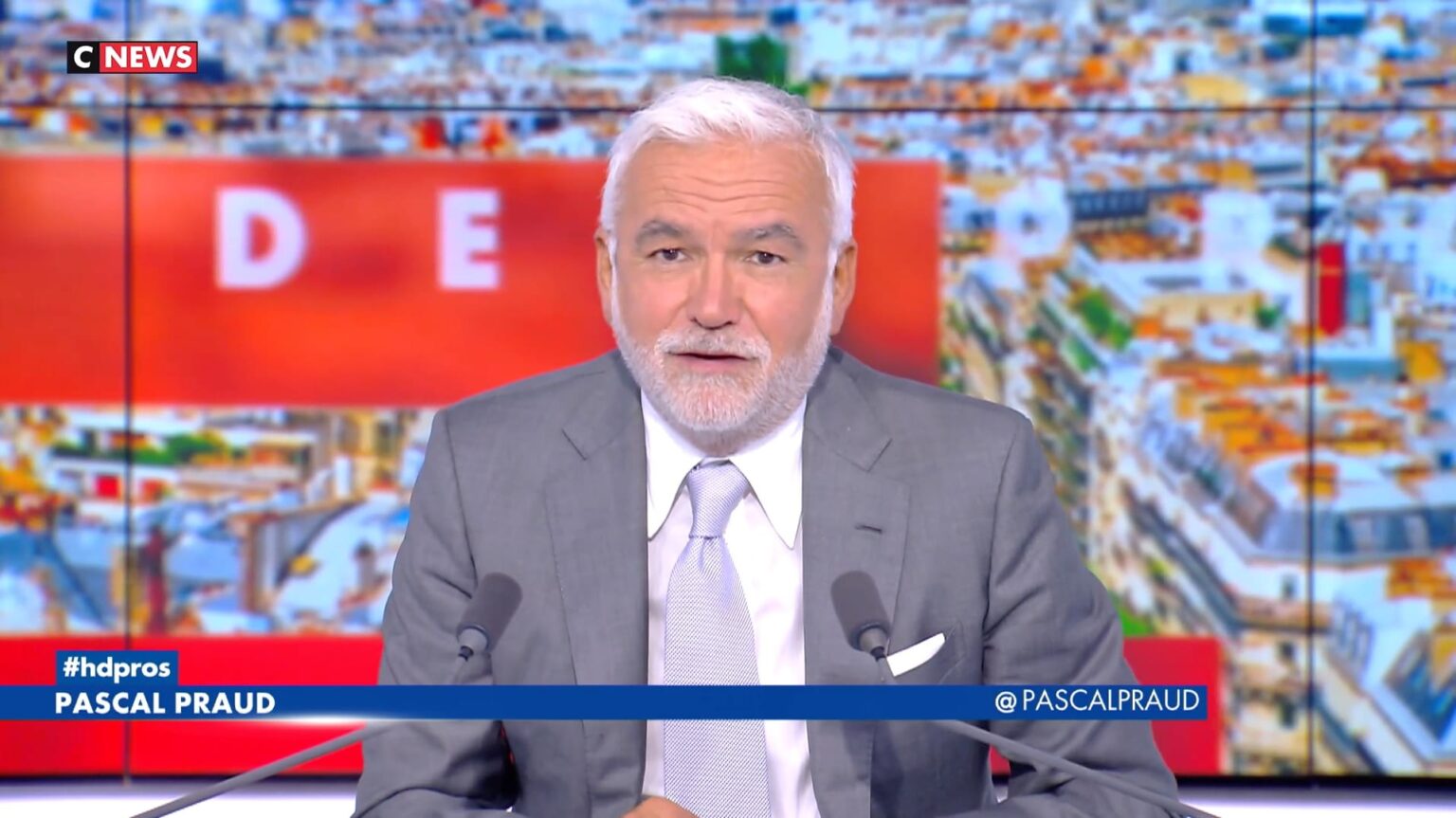 IL A DIT, IL A MENTI : Pascal Praud défend les boomers alors qu'il les accusait d'avoir "mis le pays par terre pendant 40 ans" en 2022. Regardez la vidéo. (Capture d'écran CNews)