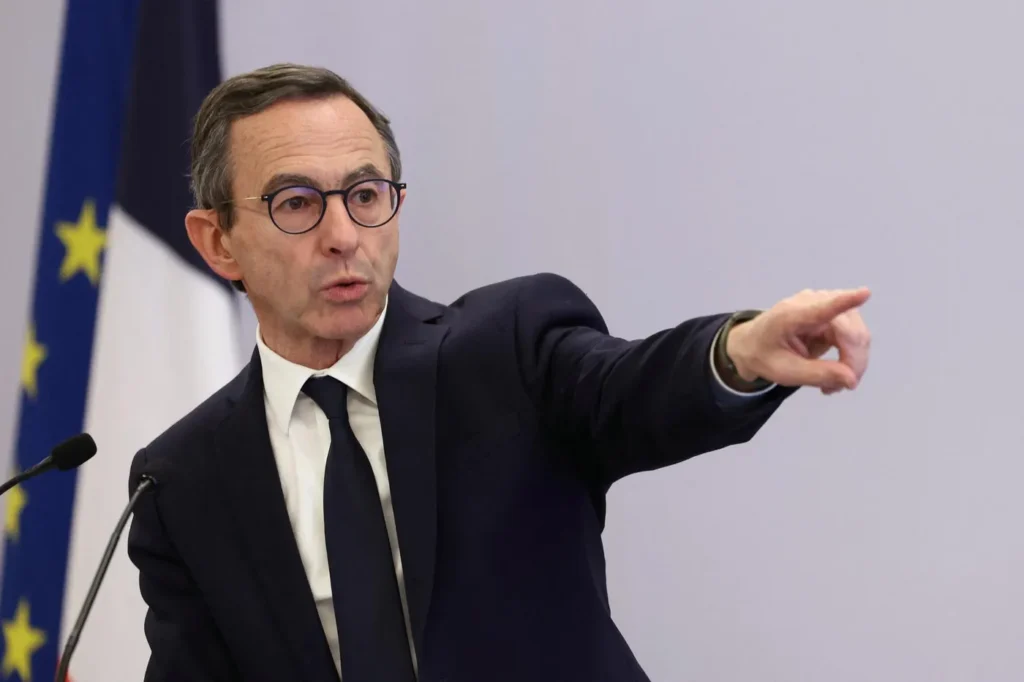 Bruno Retailleau déterminé à prolonger la rétention des étrangers dangereux malgré la censure du Conseil constitutionnel