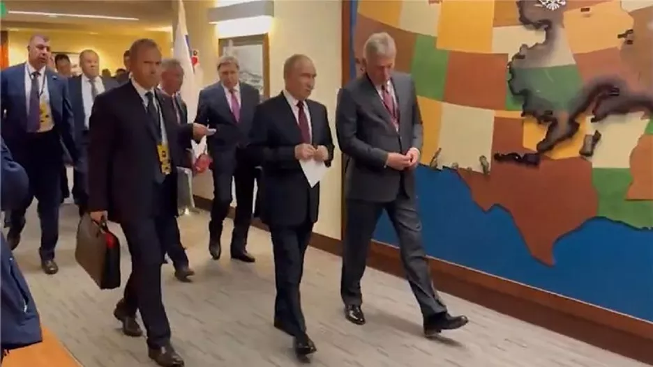 VIDÉO - Poutine quitte la salle de réunion avec ses conseillers après sa réunion avec Trump