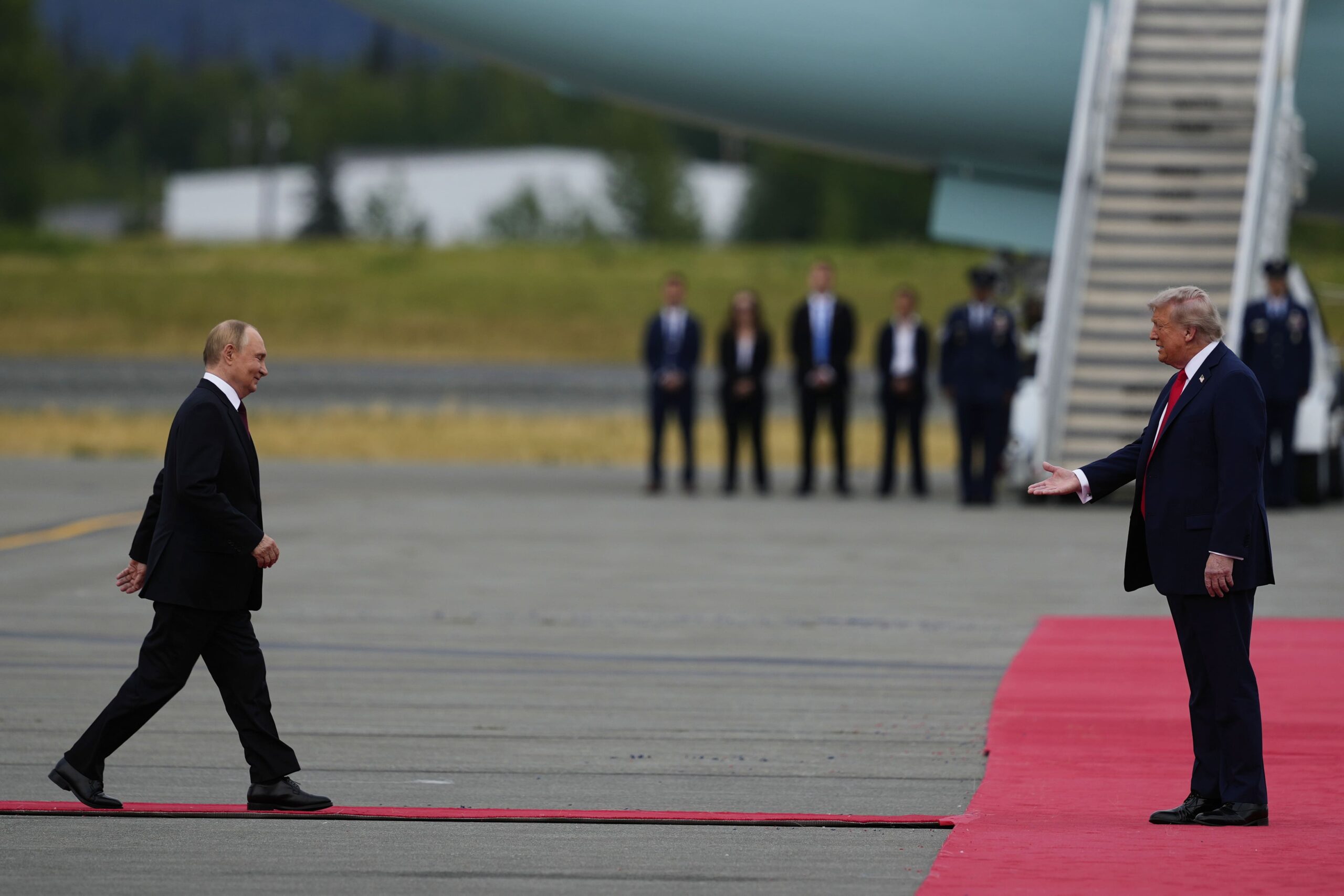 Reportage Photo – L’arrivée De Poutine Et De Trump En Alaska Pour Leur Rencontre Ap Photo/Julia Demaree Nikhinson
