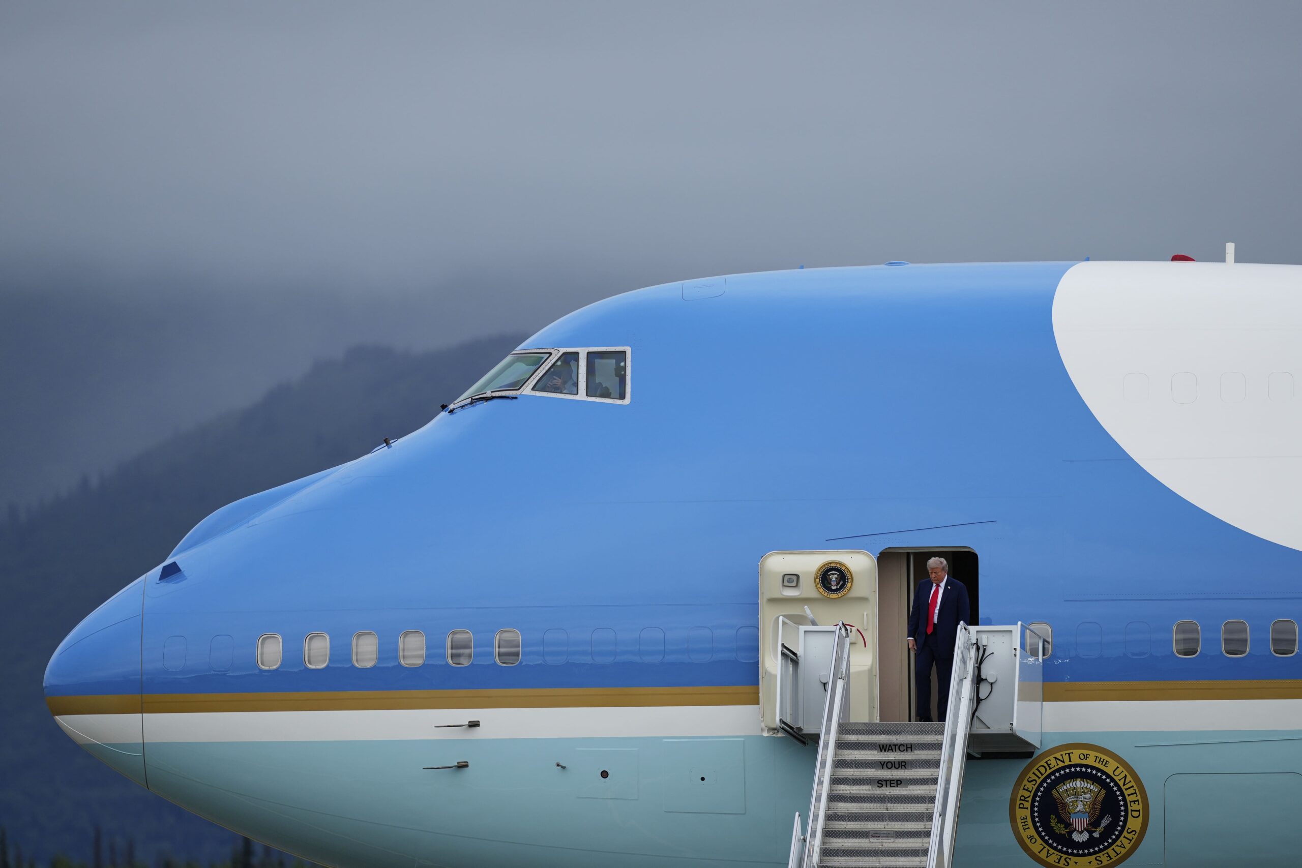 Reportage Photo – L’arrivée De Poutine Et De Trump En Alaska Pour Leur Rencontre Ap Photo/Julia Demaree Nikhinson