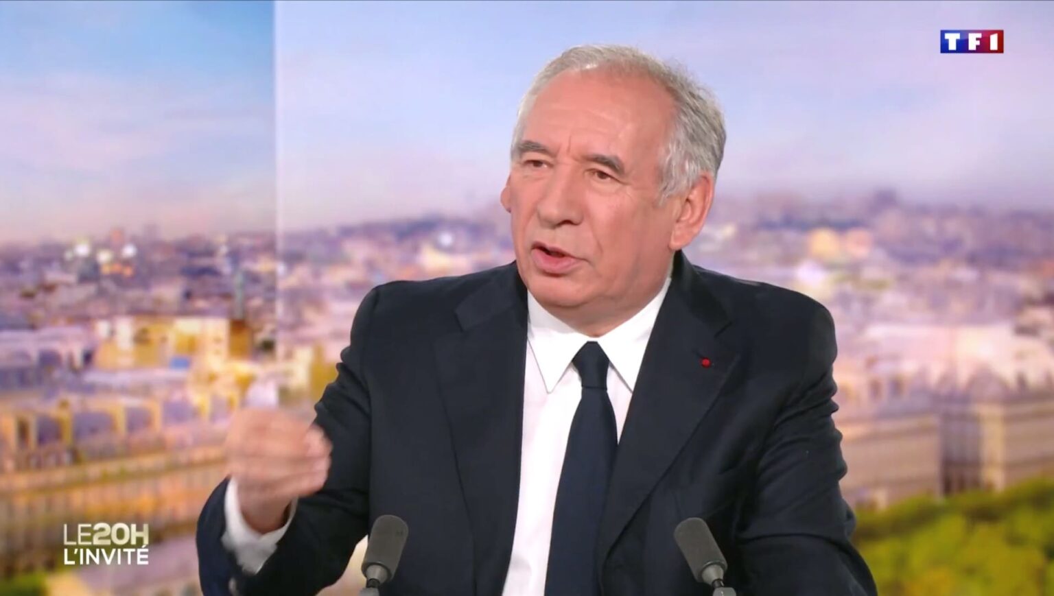 François Bayrou au JT de TF1 : "La France est un navire qui prend l'eau." Le Premier ministre lance un appel solennel aux Français pour l’unité nationale autour du redressement budgétaire. (Capture d'écran TF1)